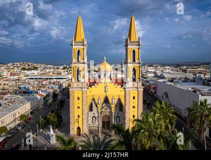 Basilique de l'Immaculée conception, la cathédrale principale colorée de la ville touristique du Pacifique Mazatlan, Sinaloa, Mexique. Banque D'Images