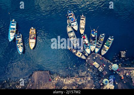 Vue aérienne des bateaux et d'un marché aux poissons à Mazatlan, Sinaloa, Mexique. Banque D'Images