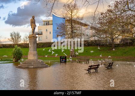 L'arbre s'est abattu et a inondé les jardins du fort à Gravesend, dans le Kent, par de grands vents et de fortes marées, en mars 2022. Avec l'état du général gordon. Banque D'Images