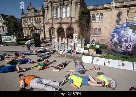 Weston-super-Mare, North Somerset, Royaume-Uni. 20th juillet 2021. En photo : alors que les inspecteurs entrent dans l'enquête pour la première fois, les activistes entreprennent une mort massive Banque D'Images