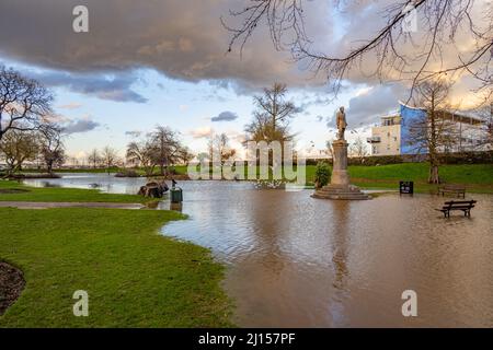 L'arbre s'est abattu et a inondé les jardins du fort à Gravesend, dans le Kent, par de grands vents et de fortes marées, en mars 2022. Avec l'état du général gordon. Banque D'Images