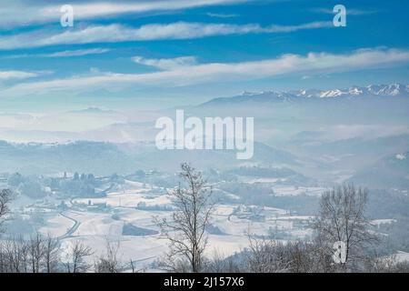 La chaîne de montagne monviso des Langhe piémontais près d'Alba. Couverte par la neige d'hiver de janvier 2022 Banque D'Images