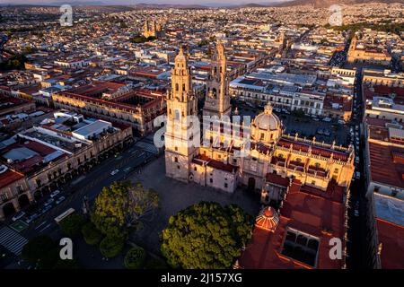 Vue aérienne de la cathédrale et du centre-ville historique de Morelia, Michoacan, Mexique. Banque D'Images