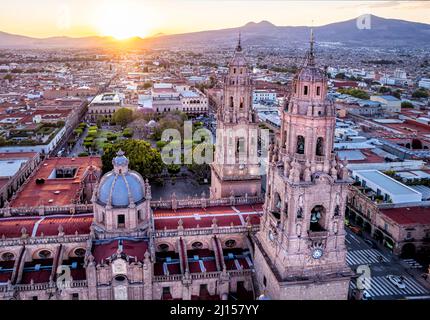 Vue aérienne de la cathédrale de Morelia au coucher du soleil, Michoacan, Mexique. Banque D'Images