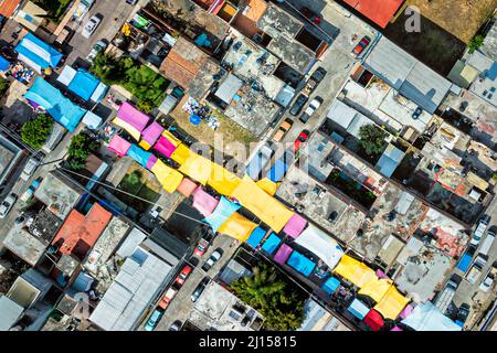 Vue aérienne d'un marché de rue coloré à Morelia, Michoacan, Mexique. Banque D'Images