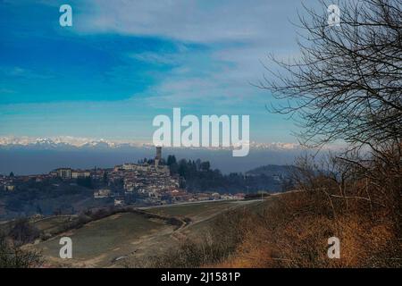 La chaîne de montagne monviso des Langhe piémontais près d'Alba. Couverte par la neige d'hiver de janvier 2022 Banque D'Images