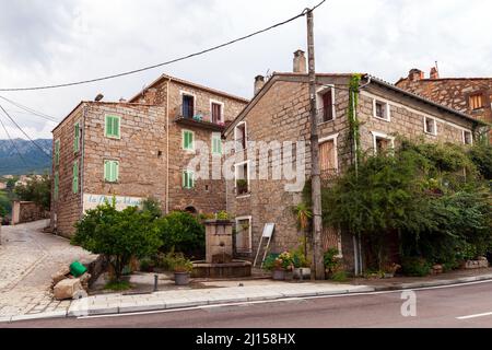 Petreto-Bichisano, France - 18 août 2018 : vue sur la rue de la vieille ville Corse avec maisons en pierre et arbres Banque D'Images