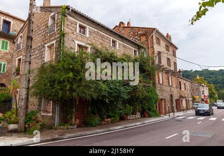 Petreto-Bichisano, France - 18 août 2018 : vue sur la rue de la vieille ville avec maisons en pierre et arbres, île Corse Banque D'Images