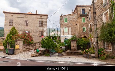 Petreto-Bichisano, France - 18 août 2018 : vue sur la rue de la vieille ville Corse avec maisons en pierre et place vide Banque D'Images