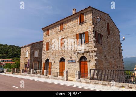 Petreto-Bichisano, France - 25 août 2018 : ville Corse avec vue sur la rue et maisons anciennes en pierre Banque D'Images