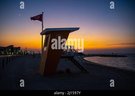 Dubaï, Émirats Arabes Unis - 06 2021 décembre : station de secouriste à Jumeirah Beach Dubaï pendant un beau coucher de soleil Banque D'Images