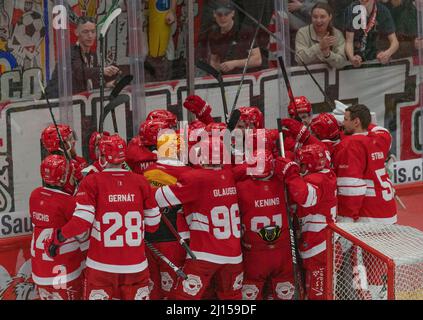 Lausanne, Vaudoise Arena, Suisse. 22nd mars 2022 : l'équipe HC de Lausanne célèbre sa victoire lors des pré-séries, l'acte 3 de la saison 2021-2022 de la Ligue nationale suisse avec le HC de Lausanne et le HC Ambri-Piotta. Crédit : Eric Dubost/Alay Live News Banque D'Images