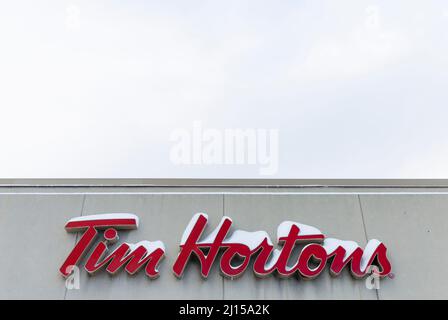 Tim Hortons signe avec de la neige pendant l'hiver à Longueuil, Québec, Canada Banque D'Images