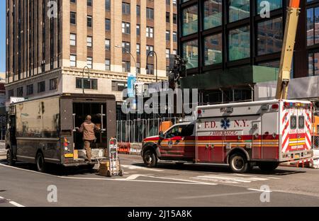 UPS Worker trie des colis dans Greenwich Village à New York le lundi 21 mars 2022. (© Richard B. Levine) Banque D'Images