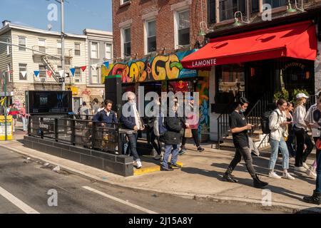 La gare de Bedford Avenue sur le train 'l' dans le quartier branché de Williamsburg, Brooklyn à New York, dégorge les voyageurs le samedi 19 mars 2022. (© Richard B. Levine) Banque D'Images