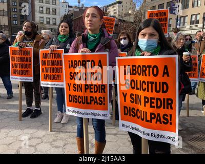 Les femmes se réunissent au parc Union Square à New York à l'occasion de la Journée internationale de la femme, le mardi 8 mars 2022. Le rassemblement contre l'attaque de droite contre les droits en matière de reproduction a appelé à l'avortement sur demande et sans excuses. (© Frances M. Roberts) Banque D'Images