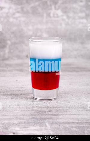 Cocktail aux couleurs du drapeau russe sur fond gris Banque D'Images