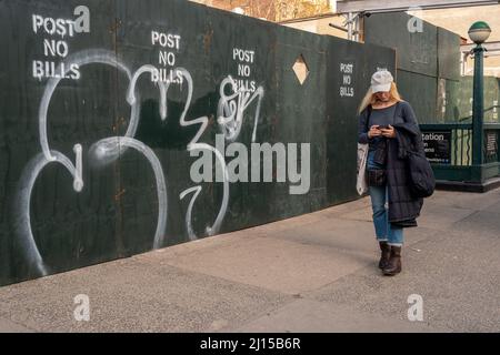 Une femme distraite passe devant la démolition du bâtiment John Q. Aymar, un monument de Chelsea à New York le mardi 15 mars 2022. (© Richard B. Levine) Banque D'Images