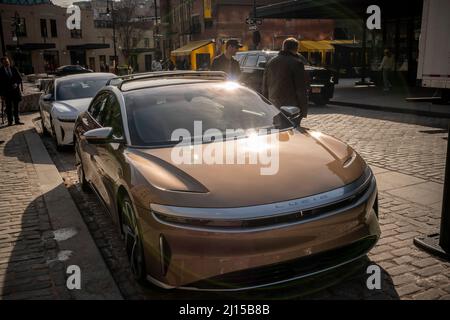 Un air lucide exposé devant le studio phare de Lucid Motors dans le quartier de Meatpacking à New York le lundi 14 mars 2022. Le Lucid Air est promu concurrent de Tesla. (© Richard B. Levine) Banque D'Images