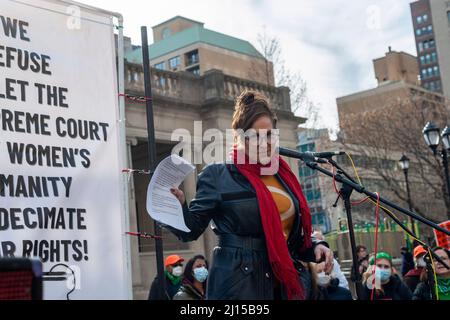 L'actrice Kathy Najimy s'adresse à la foule du parc Union Square à New York à l'occasion de la Journée internationale de la femme, le mardi 8 mars 2022. Le rassemblement contre l'attaque de droite contre les droits en matière de reproduction a appelé à l'avortement sur demande et sans excuses. (© Richard B. Levine) Banque D'Images