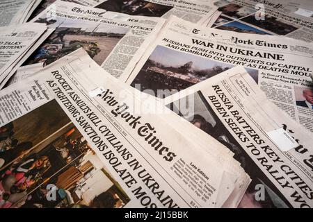 Une collection de plusieurs semaines de pages de couverture du New York Times faisant référence à l’invasion russe de l’Ukraine, vue à New York le mercredi 9 mars 2022 (© Richard B. Levine) Banque D'Images