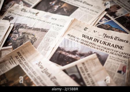 Une collection de plusieurs semaines de pages de couverture du New York Times faisant référence à l’invasion russe de l’Ukraine, vue à New York le mercredi 9 mars 2022 (© Richard B. Levine) Banque D'Images