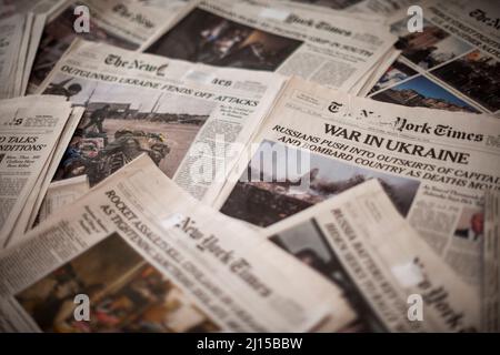 Une collection de plusieurs semaines de pages de couverture du New York Times faisant référence à l’invasion russe de l’Ukraine, vue à New York le mercredi 9 mars 2022 (© Richard B. Levine) Banque D'Images