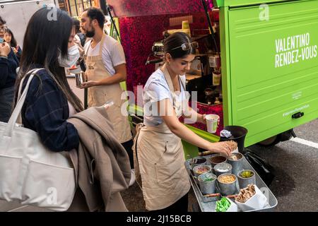 Les plus tendance fêtent le temps chaud et insatisfaisant en attendant des heures en file d'attente devant le magasin Valentino de Soho à New York samedi. Le 19 mars 2022 pour participer à l'activation de la marque Valentino et présenter sa collection rendez-vous. En plus d'avoir la possibilité d'acheter la marchandise designerÕs, les participants ont connu des fleurs gratuites, un chariot à café et plus encore. (© Richard B. Levine) Banque D'Images