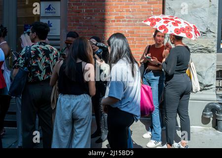 Les plus tendance fêtent le temps chaud et insatisfaisant en attendant des heures en file d'attente devant le magasin Valentino de Soho à New York samedi. Le 19 mars 2022 pour participer à l'activation de la marque Valentino et présenter sa collection rendez-vous. En plus d'avoir la possibilité d'acheter la marchandise designerÕs, les participants ont connu des fleurs gratuites, un chariot à café et plus encore. (© Richard B. Levine) Banque D'Images