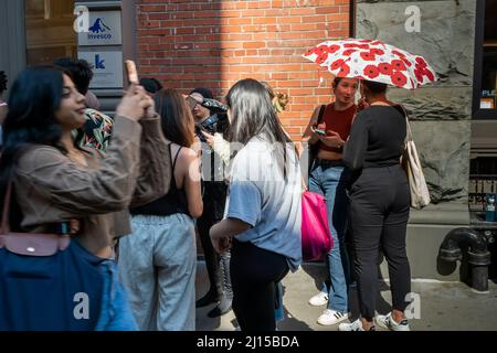 Les plus tendance fêtent le temps chaud et insatisfaisant en attendant des heures en file d'attente devant le magasin Valentino de Soho à New York samedi. Le 19 mars 2022 pour participer à l'activation de la marque Valentino et présenter sa collection rendez-vous. En plus d'avoir la possibilité d'acheter la marchandise designerÕs, les participants ont connu des fleurs gratuites, un chariot à café et plus encore. (© Richard B. Levine) Banque D'Images