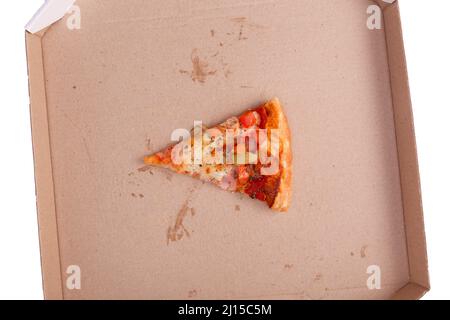 Le reste de la pizza est dans la boîte. Il reste une boîte à pizza vide avec une tranche. Vue de dessus. Isolé sur blanc. Banque D'Images