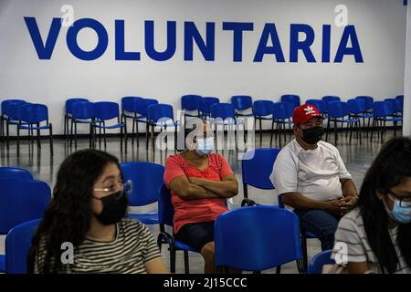 San Salvador, El Salvador. 22nd mars 2022. Les gens attendent de recevoir une quatrième dose du vaccin Pfizer COVID-19 dans un centre de vaccination de San Salvador. Le Salvador enregistre 161 052 cas confirmés de coronavirus, ainsi que 4 113 décès. (Photo de Camilo Freedman/SOPA Images/Sipa USA) crédit: SIPA USA/Alay Live News Banque D'Images