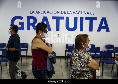 San Salvador, El Salvador. 22nd mars 2022. Les gens attendent de recevoir une quatrième dose du vaccin Pfizer COVID-19 dans un centre de vaccination de San Salvador. Le Salvador enregistre 161 052 cas confirmés de coronavirus, ainsi que 4 113 décès. (Photo de Camilo Freedman/SOPA Images/Sipa USA) crédit: SIPA USA/Alay Live News Banque D'Images