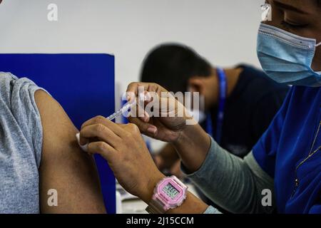 San Salvador, El Salvador. 22nd mars 2022. Un travailleur de la santé administre la quatrième dose du vaccin Pfizer COVID-19 dans un établissement de vaccination de San Salvador. Le Salvador enregistre 161 052 cas confirmés de coronavirus, ainsi que 4 113 décès. (Photo de Camilo Freedman/SOPA Images/Sipa USA) crédit: SIPA USA/Alay Live News Banque D'Images