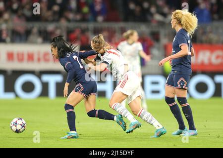 Firo: Fuvuball: Soccer: 22.03.2022 Women's Champions League, saison 2021/2022 quarts de finale First Leg, FC Bayern Mvºnchen - Paris Saint-Germain, Sakina Karchaoui, Paris Saint-Germain, PSG, Paris, Klara Bvºhl, FC Bayern Mvºnchen Frauen, FCB, Bavière Mvºnchen, figure entière, duels, Banque D'Images