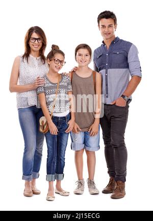 Allez à la hanche ou à Rentre à la maison. Photo de studio de jeune famille tendance sur fond blanc. Banque D'Images