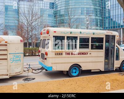 Oklahoma, 17 MARS - vue imprenable sur le grand bus à bière artisanal accueillant qui vend de la bière à la Saint-Patrick Banque D'Images