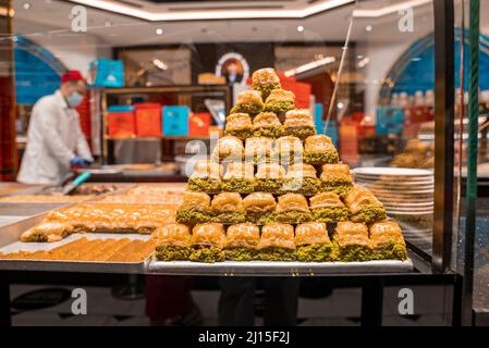 Pâtisserie sucrée à base de baklava faite de filo rempli de noix hachées dans le plateau Banque D'Images