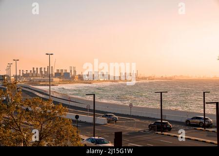 Vue panoramique sur la route côtière à côté de la plage contre le ciel romantique Banque D'Images