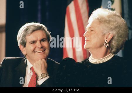 Newt Gingrich, membre du Congrès américain, et Barbara Bush, première dame des États-Unis, à l'occasion de l'événement en l'honneur du Président de la Chambre Bob Michel, Washington, D.C., États-Unis, Laura Patterson, Collection de photographies en rouleau, décembre 1989 Banque D'Images