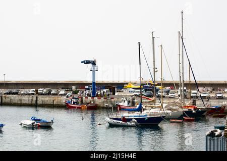Photographie d'une marina avec de petits bateaux de plaisance par jour nuageux, avec un bateau de Fred Olsen en arrière-plan Banque D'Images