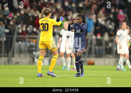 Firo: Fuvuball: Football: 03/22/2022 Ligue des champions des femmes, saison 2021/2022 quart de finale première jambe, FC Bayern Mvºnchen - Paris Saint-Germain, Barbora Votikova, Aminata Diallo, Paris Saint-Germain, PSG, Paris, chiffre entier, geste, jubilation , Banque D'Images