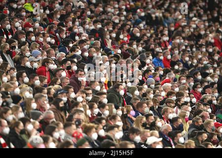 Firo: Fuvuball: Football: 03/22/2022 Ligue des champions des femmes, saison 2021/2022 quart de finale première jambe, FC Bayern Mvºnchen - Paris Saint-Germain, déposant, général, feature, spectateurs, Masques, Corona, FFP2, spectateurs assis avec des masques sur le Tribvºne , Banque D'Images