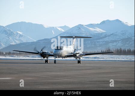 Un C-12F Huron affecté à l'escadron de transport aérien 517th, se trouve sur la ligne de vol, le 14 mars 2022, à la base interarmées Elmendorf-Richardson, en Alaska. L'avion est équipé d'un radar météorologique, d'un pilote automatique, d'un système de navigation aérienne tactique (TACAN) et de radios haute fréquence, très haute fréquence et ultra haute fréquence pour une sécurité accrue et des capacités opérationnelles. (É.-U. Photo de la Force aérienne par Airman 1st classe Andrew Britten) Banque D'Images