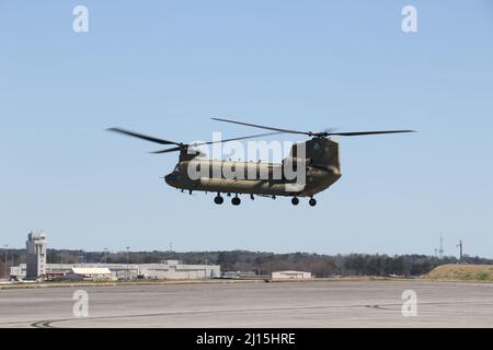 Les concurrents du concours du meilleur soldat et officier non commandant de la Garde nationale de l'armée de Géorgie s'envolent à bord d'un hélicoptère CH-47 Chinook le 20 mars 2022, au Clay National Guard Centre de Marietta, en Géorgie. Un soldat et un NCO ont représenté chacune des cinq brigades de la Garde nationale de l'armée de Géorgie dans la compétition. (É.-U. Photo de la Garde nationale de l'armée par le Sgt. Amari Johnson) Banque D'Images