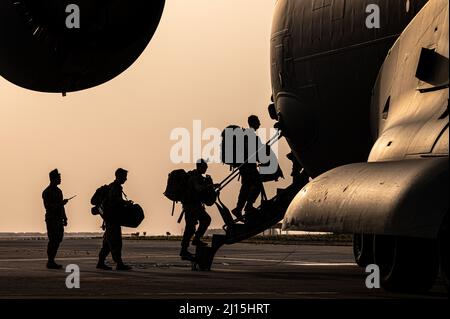 Des soldats américains du 3rd Bataillon, du 157th Field Artillery Regiment et du 1-153rd Cavalry Regiment, chargent sur une Force aérienne C-17 Globemaster III, affectée au 816th Expeditionary Airlift Squadron pendant l'opération Agile Spartan II à la base aérienne Ali Al Salem, au Koweït, le 16 mars 2022. Les membres ont participé à l'opération Agile Spartan (OAS) II, une opération conjointe et multinationale de grande envergure axée sur les tests opérationnels et l'évaluation des compétences de base d'Agile combat Employment. (É.-U. Photo de la Force aérienne par Tech. Sgt. Patrick Evenson) Banque D'Images