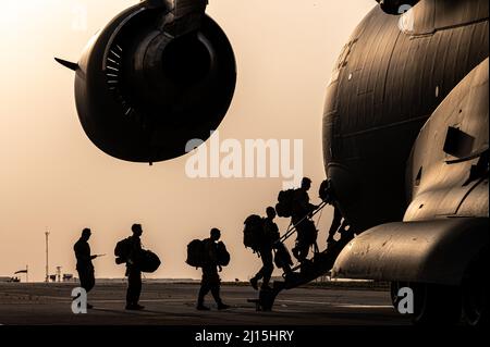 Des soldats américains du 3rd Bataillon, du 157th Field Artillery Regiment et du 1-153rd Cavalry Regiment, chargent sur une Force aérienne C-17 Globemaster III, affectée au 816th Expeditionary Airlift Squadron pendant l'opération Agile Spartan II à la base aérienne Ali Al Salem, au Koweït, le 16 mars 2022. Les membres ont participé à l'opération Agile Spartan (OAS) II, une opération conjointe et multinationale de grande envergure axée sur les tests opérationnels et l'évaluation des compétences de base d'Agile combat Employment. (É.-U. Photo de la Force aérienne par Tech. Sgt. Patrick Evenson) Banque D'Images