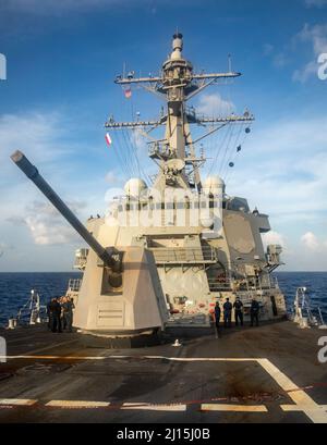 MER DES PHILIPPINES (8 mars 2022) le destroyer de missiles guidés de classe Arleigh Burke USS Ralph Johnson (DDG 114), effectue des opérations de routine dans la mer des Philippines. Ralph Johnson est affecté à la Force opérationnelle 71/Escadrier Squadron (DESRON) 15, la plus importante force de surface déployée à l’avant de la Marine et la principale force de surface de la flotte américaine 7th. (É.-U. Photo de la marine par le spécialiste des communications de masse 2nd classe Samantha Oblander) Banque D'Images