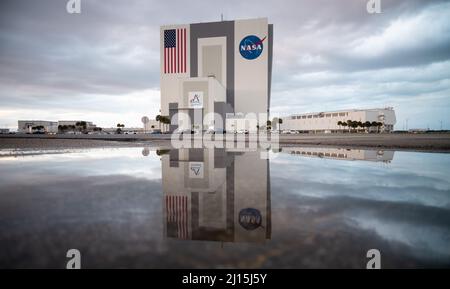 Le bâtiment d'assemblage de véhicules est vu avant le déploiement de la fusée SLS (Space Launch System) de la NASA avec le vaisseau spatial Orion à bord d'un lanceur mobile de High Bay 3, le mercredi 16 mars 2022, au Kennedy Space Center de la NASA en Floride. Avant l'essai en vol Artemis I de la NASA, la fusée SLS et l'engin spatial Orion entièrement empilés et intégrés feront l'objet d'une répétition en robe humide au Launch Complex 39B pour vérifier les systèmes et pratiquer les procédures de compte à rebours pour le premier lancement. Crédit photo : (NASA/Joel Kowsky) Banque D'Images