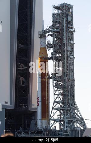 La fusée SLS (Space Launch System) de la NASA à bord de l'engin spatial Orion est vue au sommet d'un lanceur mobile alors qu'elle sort de High Bay 3 du bâtiment d'assemblage de véhicules pour la première fois pour lancer le complexe 39B, le jeudi 17 mars 2022, au Kennedy Space Center de la NASA en Floride. Avant l'essai en vol Artemis I de la NASA, la fusée SLS et l'engin spatial Orion entièrement empilés et intégrés feront l'objet d'une répétition en robe humide au Launch Complex 39B pour vérifier les systèmes et pratiquer les procédures de compte à rebours pour le premier lancement. Crédit photo : (NASA/Keegan Barber) Banque D'Images